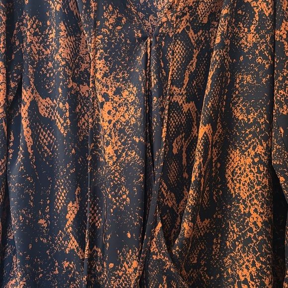 Cabi deep vneck snakeskin print blouse size XS - Picture 2 of 5